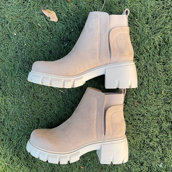 Clay colored lug style slip on boot. Two stretch panel easy on/off Soda TTS - Picture 1 of 5